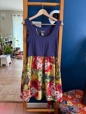 Fei Sleeveless Knee-length Dress with Navy Bodice and Floral Skirt